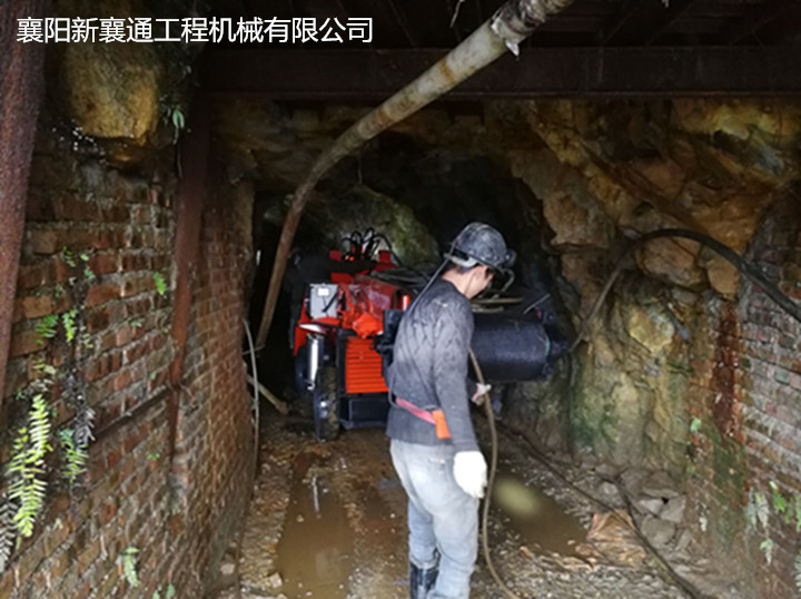 1595819404137471.jpg 扒渣機巷道工作3.jpg