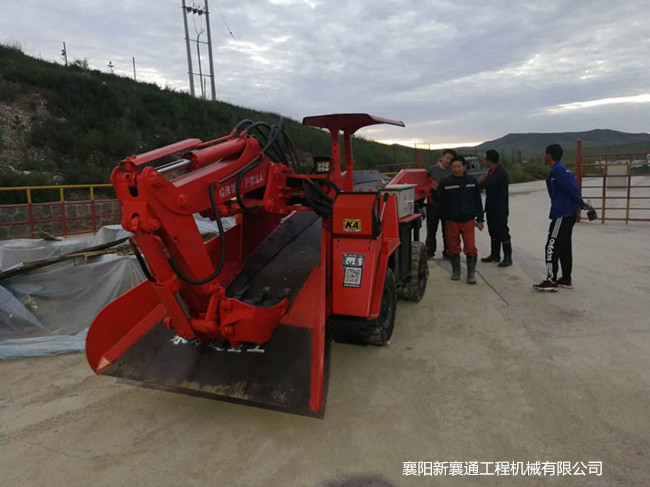 輪式皮帶扒渣機.jpg 輪式皮帶扒渣機.jpg